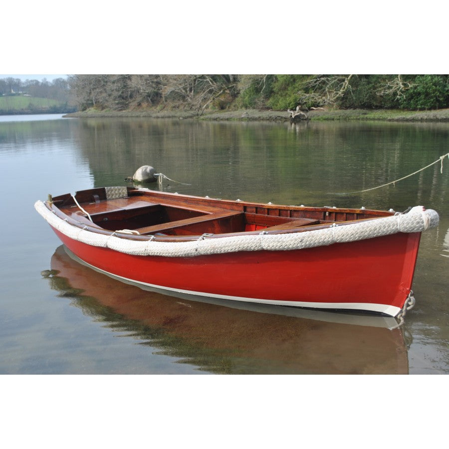 Liston blanc en cordage sur petit bateau rouge