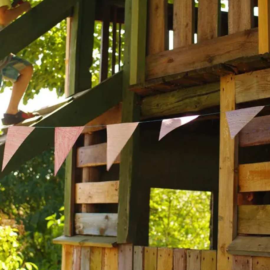 Créer une cabane dans les arbres avec un filet