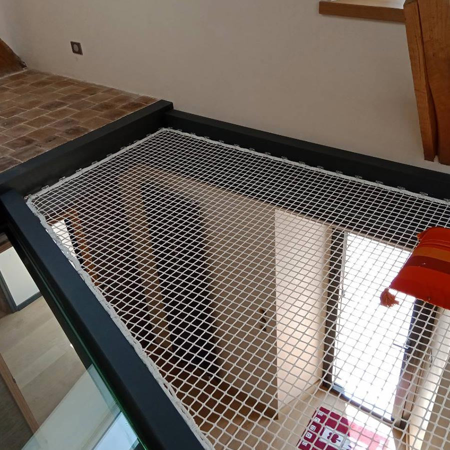 Filet mezzanine avec angle suspendue dans la maison