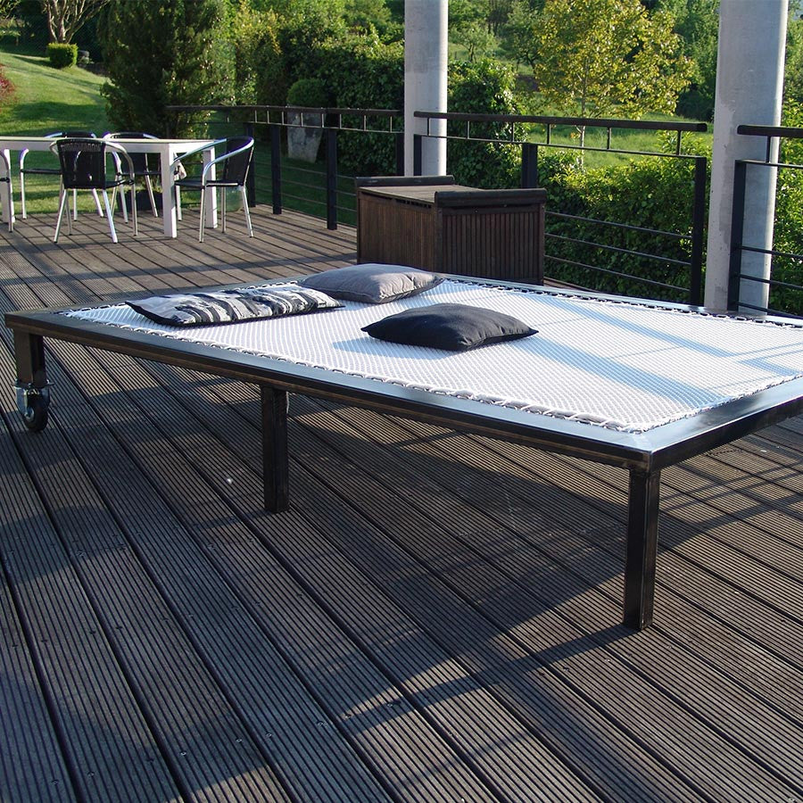 bain de soleil avec un filet de catamaran extérieur dans le jardin