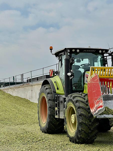 silo à ensilage et tracteur