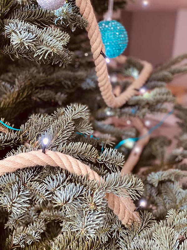 Guirlande en corde sur un sapin de Noël